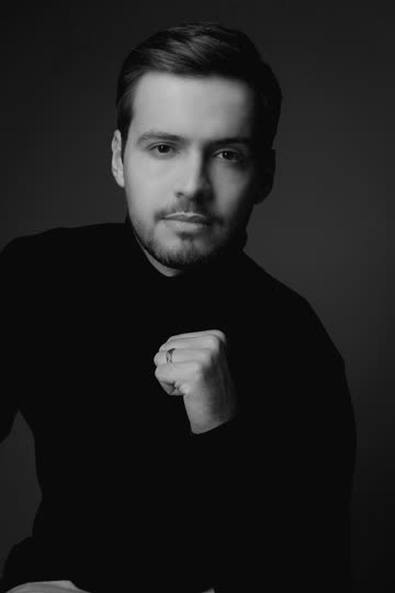 Retrato em preto e branco de Lucas Spirandeli, autor do livro.